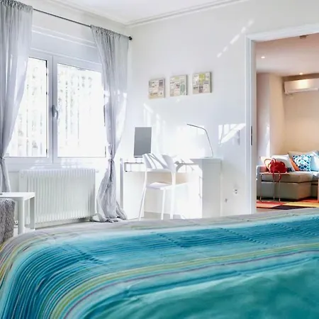 Stylish With Patio, 5min To Metro Апартаменты
