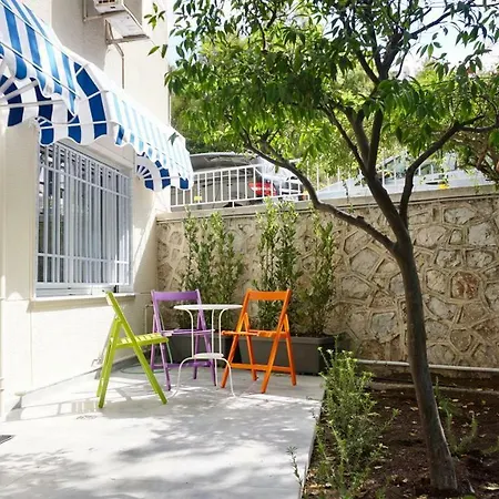 Stylish With Patio, 5min To Metro Апартаменты