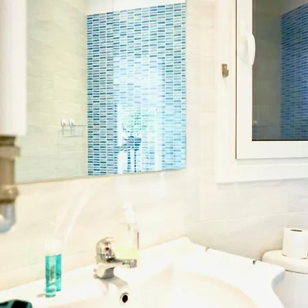 Stylish With Patio, 5min To Metro Apartman